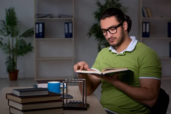 Giovane studente maschio che si prepara per gli esami in classe — Foto Stock