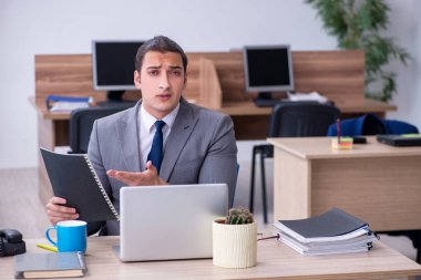 Ofiste çalışan genç bir erkek.