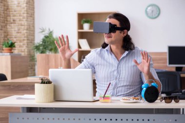 Ofiste çalışan genç bir iş adamı.