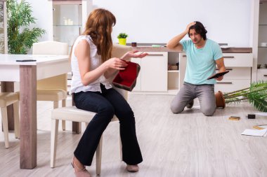 Hırsızlar tarafından soyulduktan sonra genç bir çift evlerini buldu.