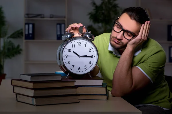 Jeune étudiant étudiant la nuit à la maison — Photo