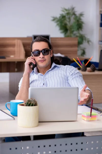 Fiatal férfi üzletember alkalmazott dolgozik az irodában — Stock Fotó