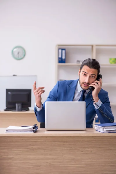 Jeune homme d'affaires salarié travaillant dans le bureau — Photo