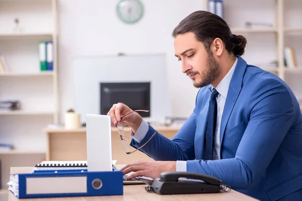 Joven hombre de negocios empleado que trabaja en la oficina — Foto de Stock