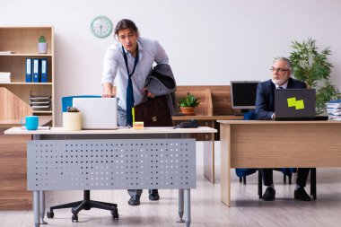 Eski patron ve onun erkek sekreter çalışanı zaman yönetimi konc