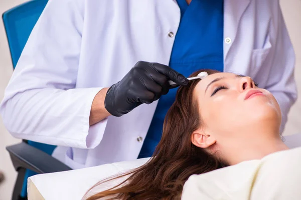 Mujer joven visitando a esteticista masculino en trasplante de cabello con —  Fotos de Stock