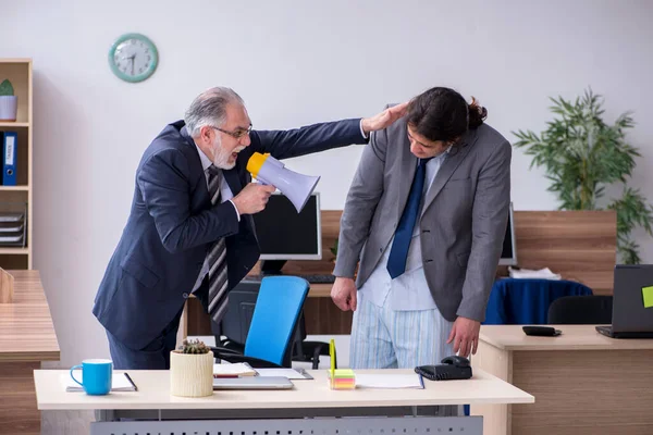 Giovane dipendente di sesso maschile in ritardo per il lavoro — Foto Stock