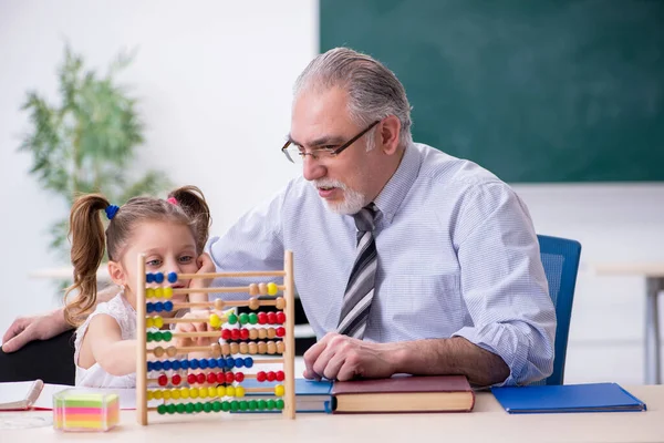 Gamla lärare och skolflicka i skolan — Stockfoto