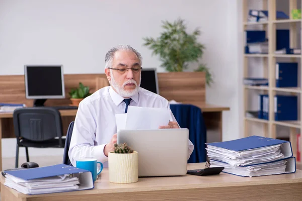 Gammal manlig anställd på kontoret — Stockfoto