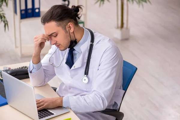 Klinikte çalışan genç erkek doktor. — Stok fotoğraf