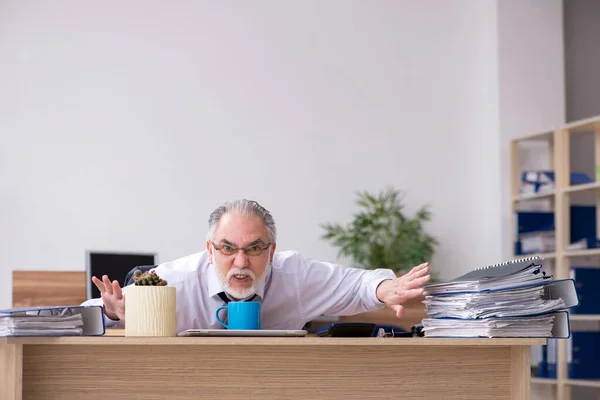 Velho empregado do sexo masculino que trabalha no escritório — Fotografia de Stock