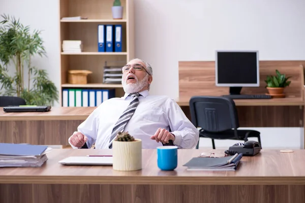 Alter männlicher Mitarbeiter leidet an Radikulitis am Arbeitsplatz — Stockfoto