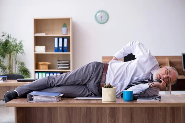 Viejo empleado que sufre de radiculitis en el lugar de trabajo — Foto de Stock