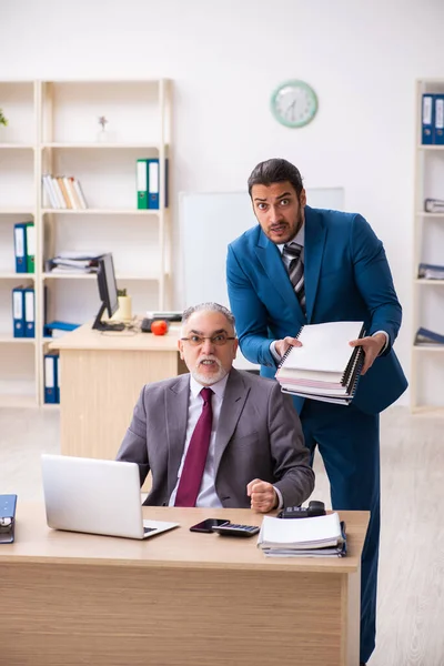 Zwei männliche Kollegen im Büro — Stockfoto