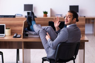 Ofiste çalışan genç bir erkek.