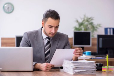 Ofiste çalışan genç bir erkek.