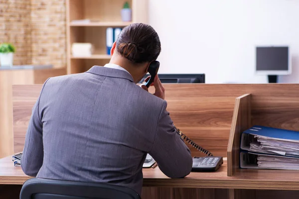 Giovane dipendente maschile che lavora in ufficio — Foto Stock