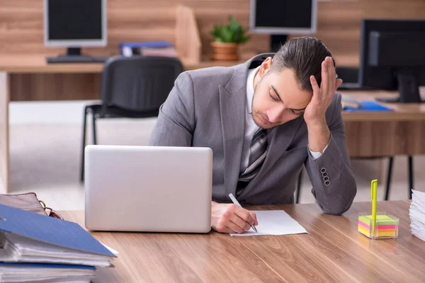 Joven empleado masculino que trabaja en la oficina —  Fotos de Stock