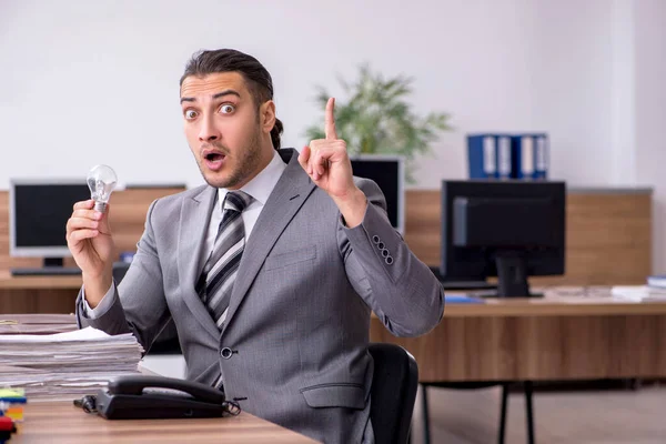 Junge männliche Angestellte im Büro — Stockfoto