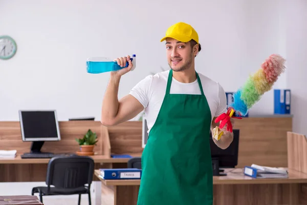 Jeune entrepreneur qui nettoie le bureau — Photo