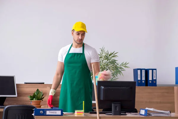 Giovane appaltatore maschile pulizia dell'ufficio — Foto Stock