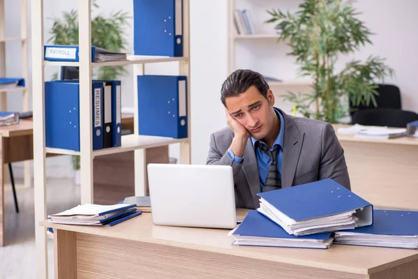 Jungunternehmer Mitarbeiter unzufrieden mit exzessiver Arbeit in der o — Stockfoto