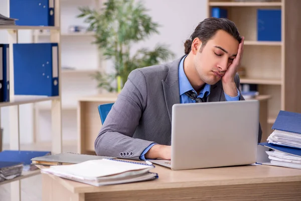 Jungunternehmer Mitarbeiter unzufrieden mit exzessiver Arbeit in der o — Stockfoto