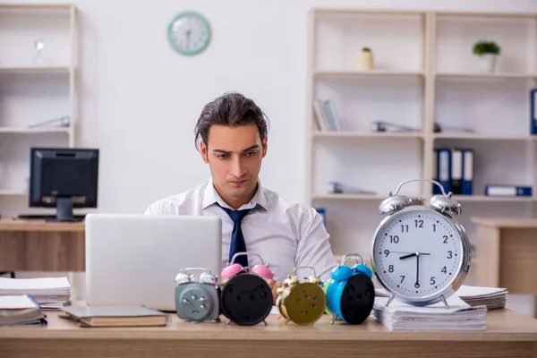 Jonge mannelijke werknemer bang voor ontbrekende deadline op de werkplek — Stockfoto