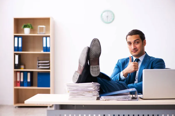 Empleado joven de negocios sentado en la oficina —  Fotos de Stock