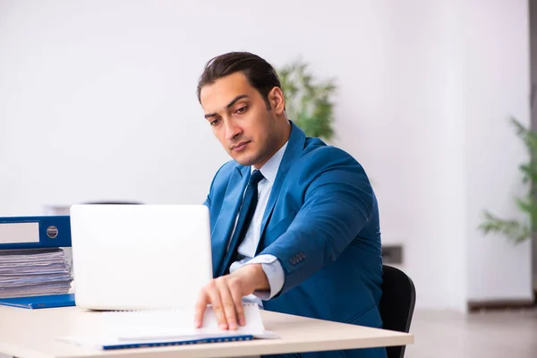 Jeune homme d'affaires employé assis dans le bureau — Photo