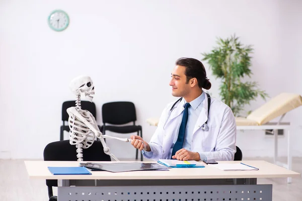 Junger Arzt und Skelettpatient in der Klinik — Stockfoto