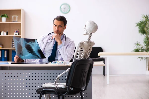 Junger Arzt Radiologe und Skelettpatient in der Klinik — Stockfoto