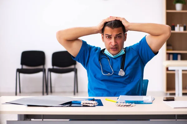 Joven doctor suicidándose en el lugar de trabajo — Foto de Stock