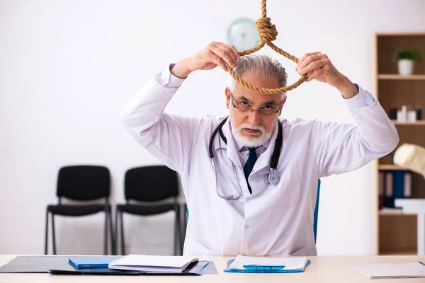 Viejo médico suicidándose en el lugar de trabajo —  Fotos de Stock