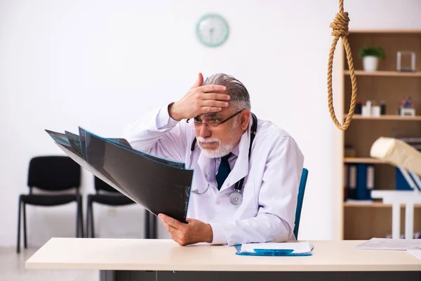 Vieux médecin homme se suicidant sur le lieu de travail — Photo
