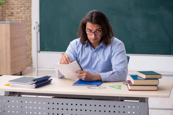 Ung manlig lärare framför green board — Stockfoto