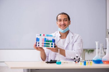 Laboratuvarda çalışan genç bir kimyager.