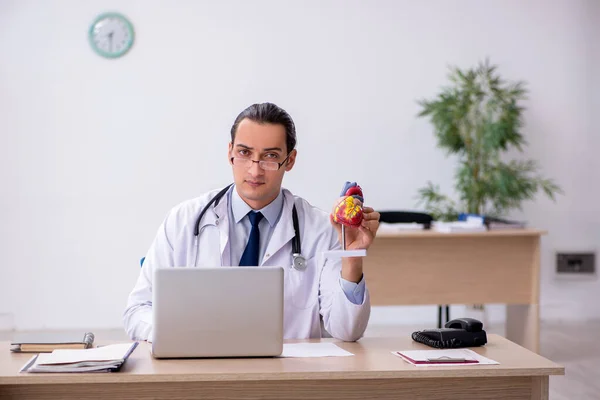 Klinikte çalışan genç erkek doktor kardiyolog. — Stok fotoğraf