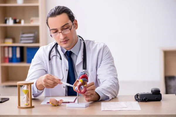 Junger männlicher Kardiologe im Zeitmanagement-Konzept — Stockfoto