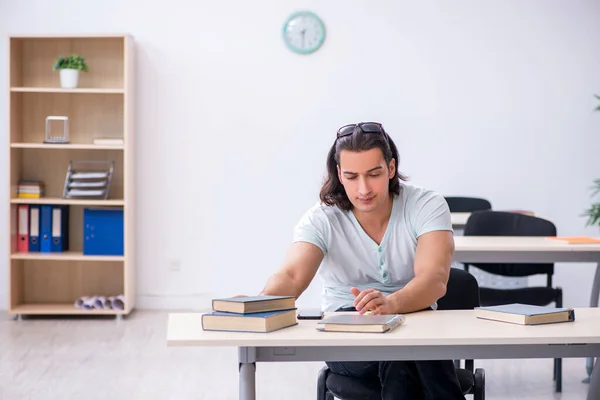 Jeune étudiant se préparant à l'examen en classe — Photo