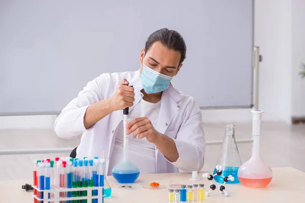 Joven químico masculino trabajando en el laboratorio — Foto de Stock