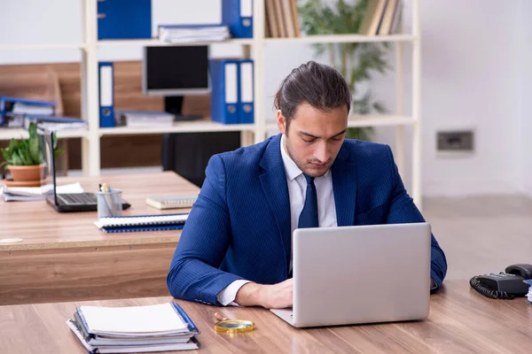 Giovane dipendente maschile che lavora in ufficio — Foto Stock