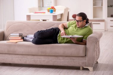 Evde sınava hazırlanan genç bir erkek öğrenci.