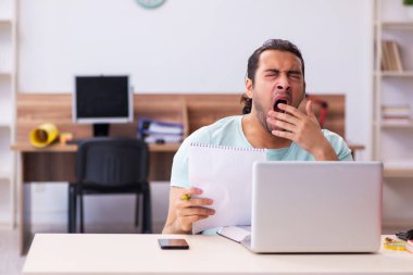 Tele-eğitimde sınavlara hazırlanan genç bir erkek öğrenci