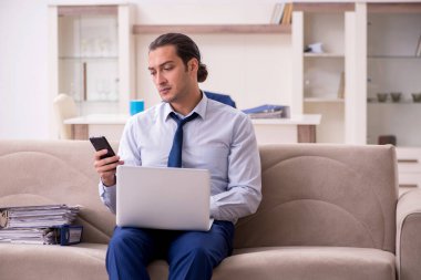 Salgın konsepti için evden çalışan genç erkek çalışanlar.