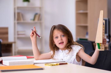 Evde sınava hazırlanan küçük kız.