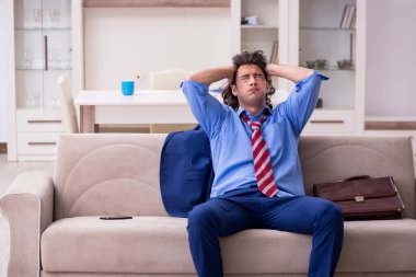 Genç bir erkek çalışanın işten çıkarılması