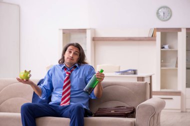 Genç bir erkek çalışanın işten çıkarılması