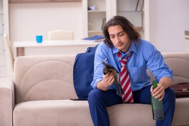 Genç bir erkek çalışanın işten çıkarılması