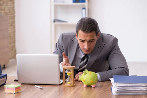 Junge männliche Mitarbeiter im Rentenkonzept am Arbeitsplatz — Stockfoto